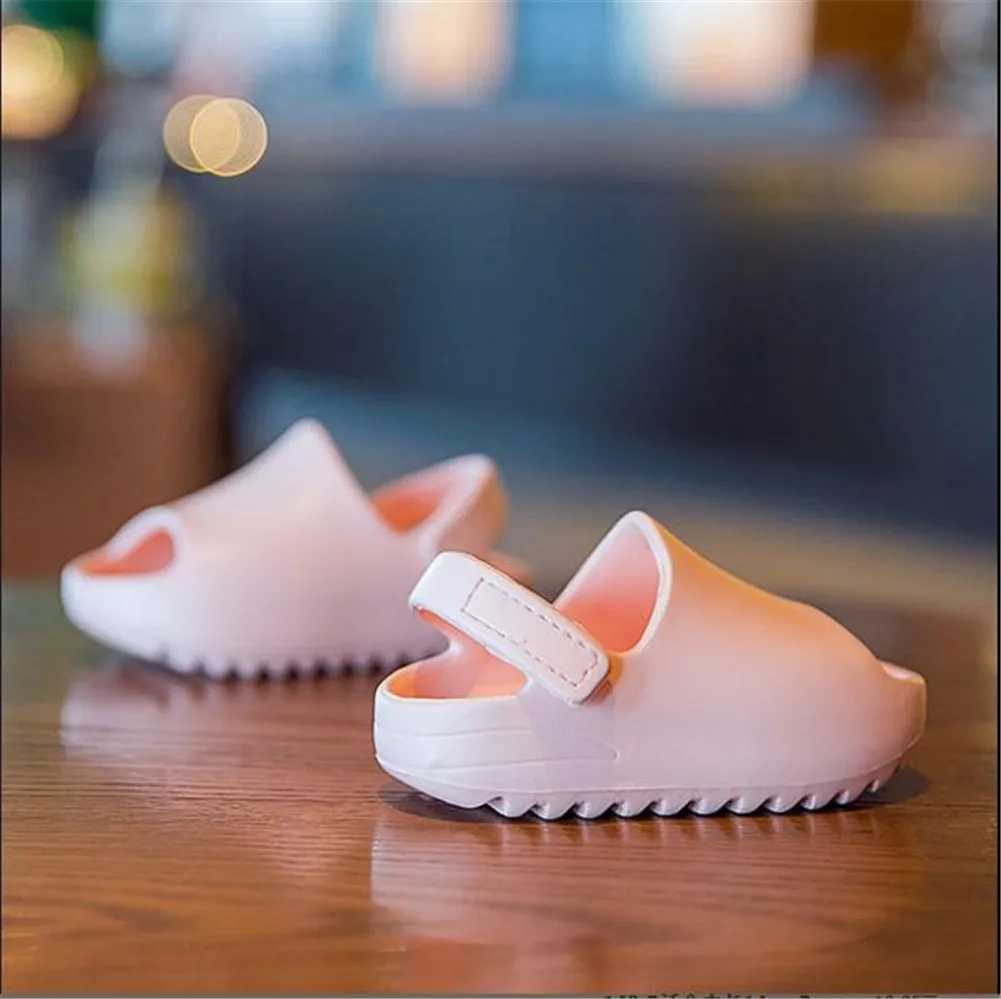 Slipper 2021-08-05 Lioraitiin Été Nouveaux garçons et filles tendance gelées chaussures enfants sandales fashion plage enfants chaussures douces 2448