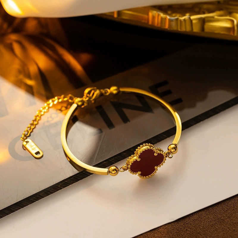 Bracelet VAC Titane en acier Couleur préservant un nouveau bracelet de trèfle à quatre feuilles pour femmes conception de niche de luxe légère