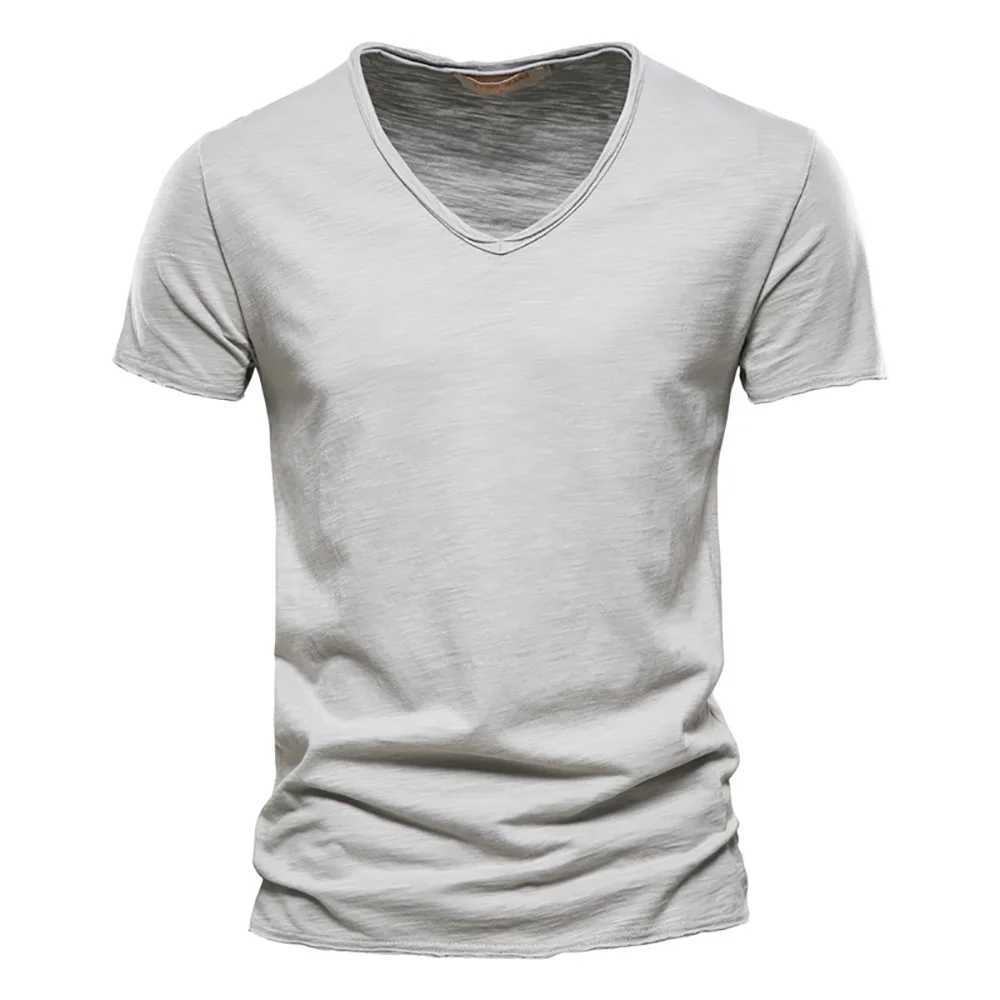 Chemises décontractées pour hommes T-shirt de coton de haute qualité en V V-Neck Fashion Design Slim Fit Soild T-shirts mâles T-TEES T-SEAT CHIRT CHIRT pour les hommes B0939 240409