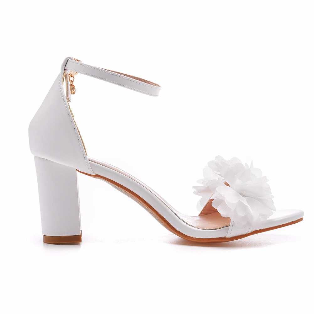 Kledingschoenen Crystal Queen White Women Flower Sandals Zomer bruid bruid zwarte dikke hakken feest mode open teen pumps h240409