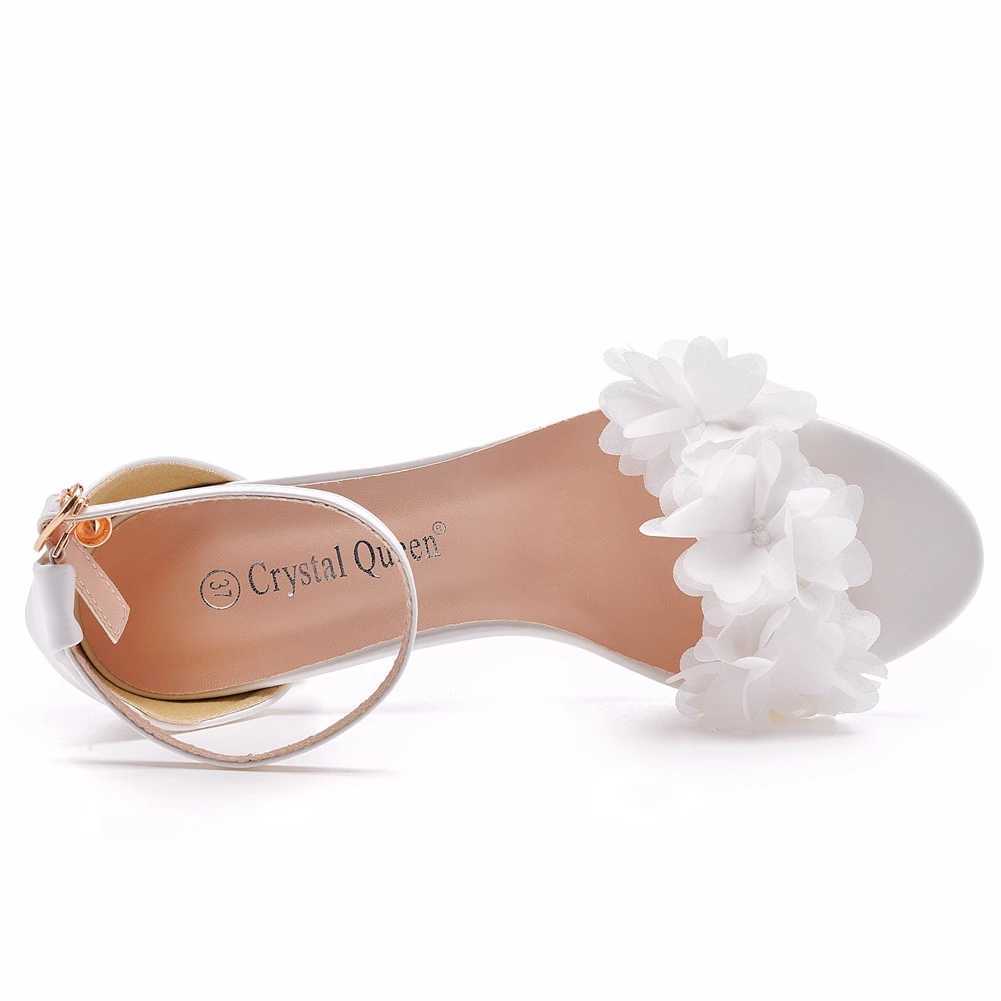 Kledingschoenen Crystal Queen White Women Flower Sandals Zomer bruid bruid zwarte dikke hakken feest mode open teen pumps h240409