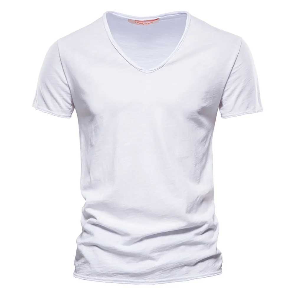 Chemises décontractées pour hommes T-shirt de coton de haute qualité en V V-Neck Fashion Design Slim Fit Soild T-shirts mâles T-TEES T-SEAT CHIRT CHIRT pour les hommes B0939 240409