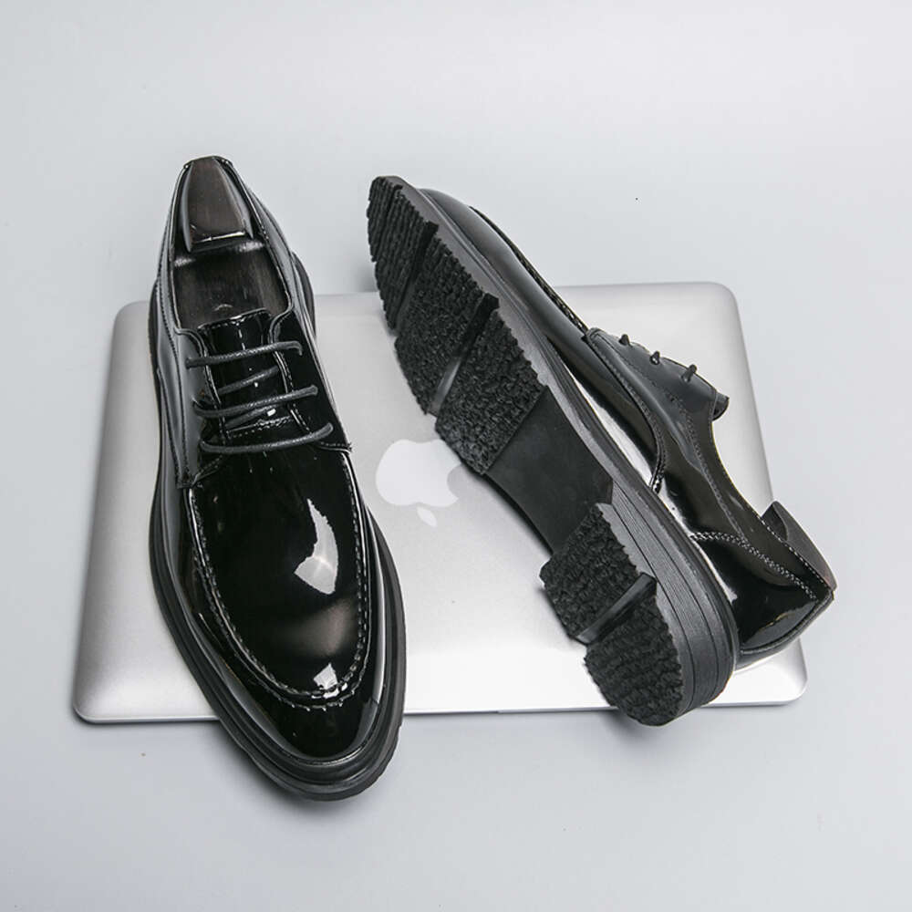 2024 Fashion Social Wedding Derby Patent Chaussures décontractées Black Prom Men Habille Chaussures en cuir
