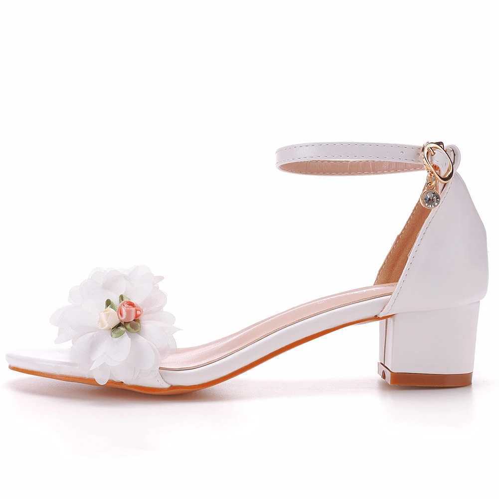 Klänningskor Crystal Queen 4cm High Heels White Spets Flower Women Summer Fashion Buckle Strap Square Open Toe Sandaler H240409 8iqn