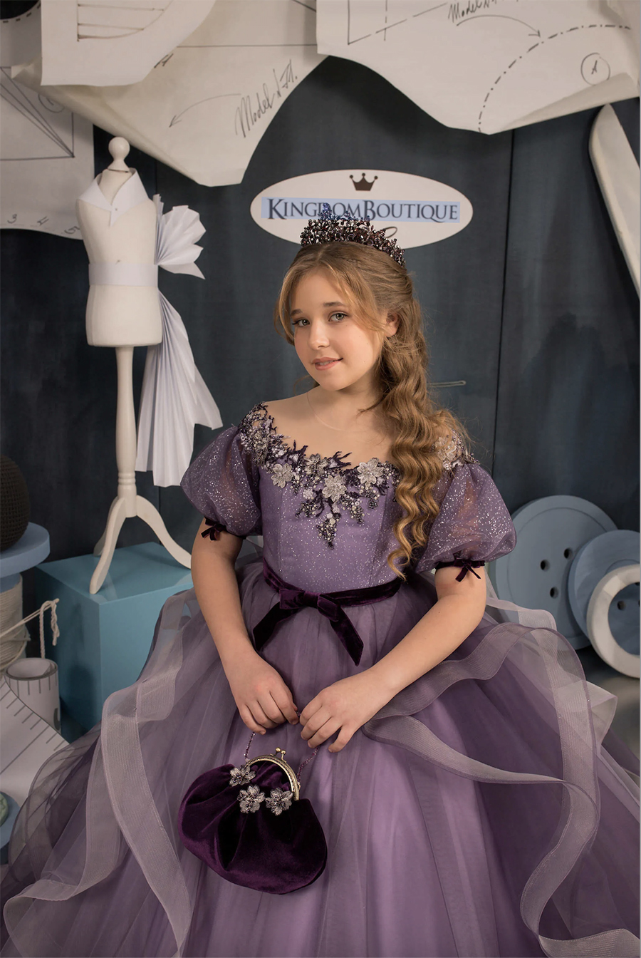 2024 NYA PURPLE LITTLE GIRLER PAGEANT Dresses Pärled Crystals Ball Gown Crew Neck Kids Toddler Flower Prom Party Downs For Weddings Cascading Ruffles