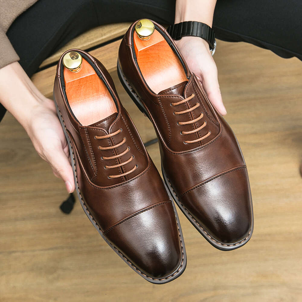 2024 MENSE BUSINESS CASSORATION Lace-Up confortable Oxford Fashion Work Outdoor Walking Brogues for Men Formel Shoes Forme