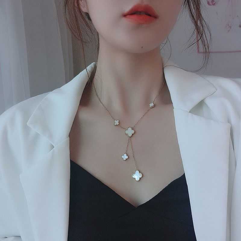 Van Four Leaf Grass Necklace Womens Double Sided Pendant Titanium Steel 무색 스타일 Tassel Collar Chain Small Market Red New Neckchain