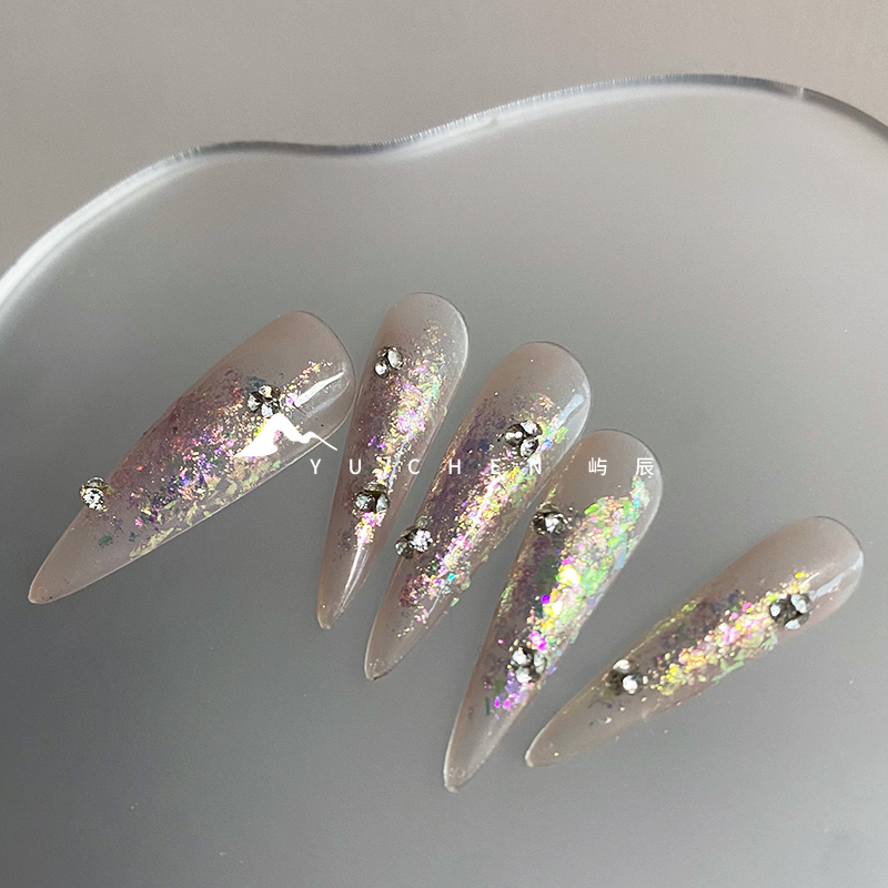 Nagelsalong som bär nagelfe -kvinna, fiskdrottning, skimrande aurora färg, vattendiamanttemperament, handgjorda nagelbitar