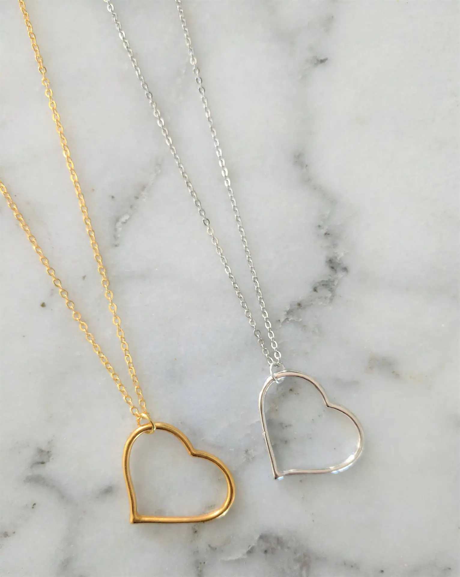 Colliers de pendentif Style simple Collier pendentif en forme de coeur creux adapté aux femmes Gold Silver Long Collier Femme Nouvelle arrivée de bijoux de mode en 2020Q