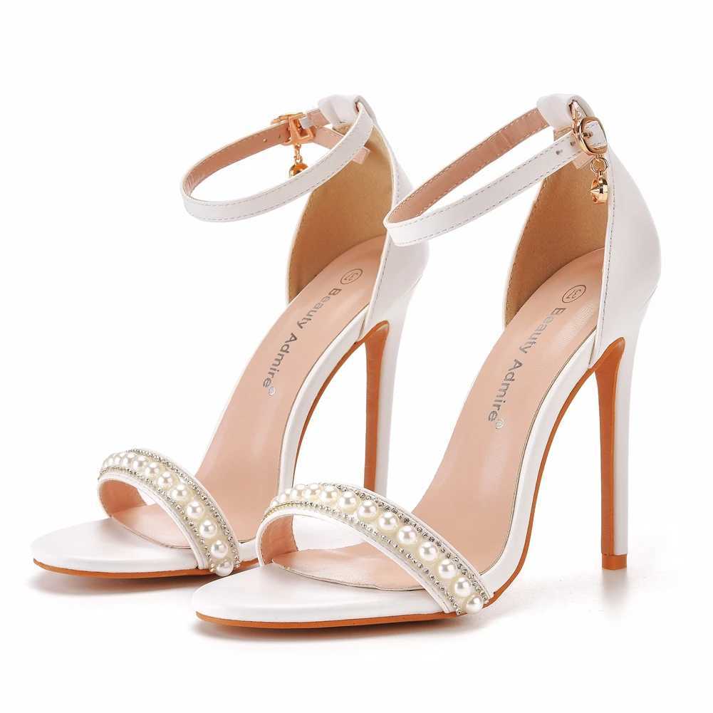 Chaussures habillées Crystal Queen Femmes Gladiateur sandales sexy White String perle High Heels Summer Party Buckles Pumps H240409 Jaui