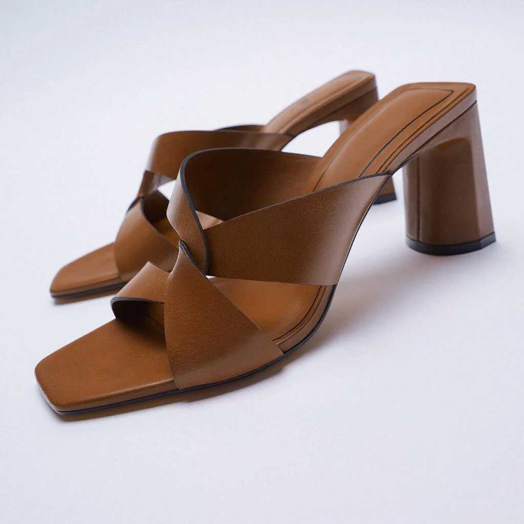Pantofole 2022 Summer Nuovi scarpe da donna punta quadrata semplice pendolare sandali in pelle di tallone spessa marrone donna H240409