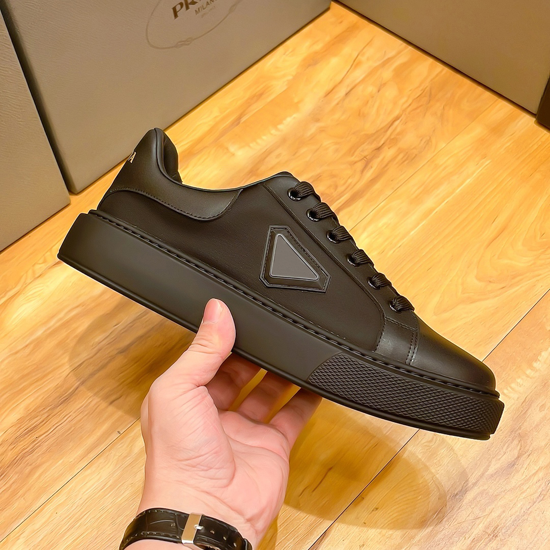 Chaussures masculines élégantes Triangle Logo Chaussures décontractées noires Chaussures confortables hommes Designer Luxury Sneakers Perfect Fit Low Top Fashion Sneaker