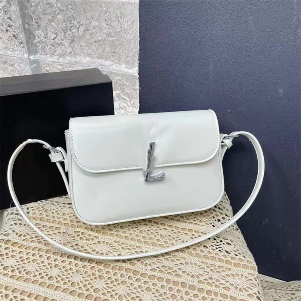 Axelväska Ny 90% fabriksdirektförsäljning kvinnors väska enkel och trendig crossbody mångsidig liten singel väska