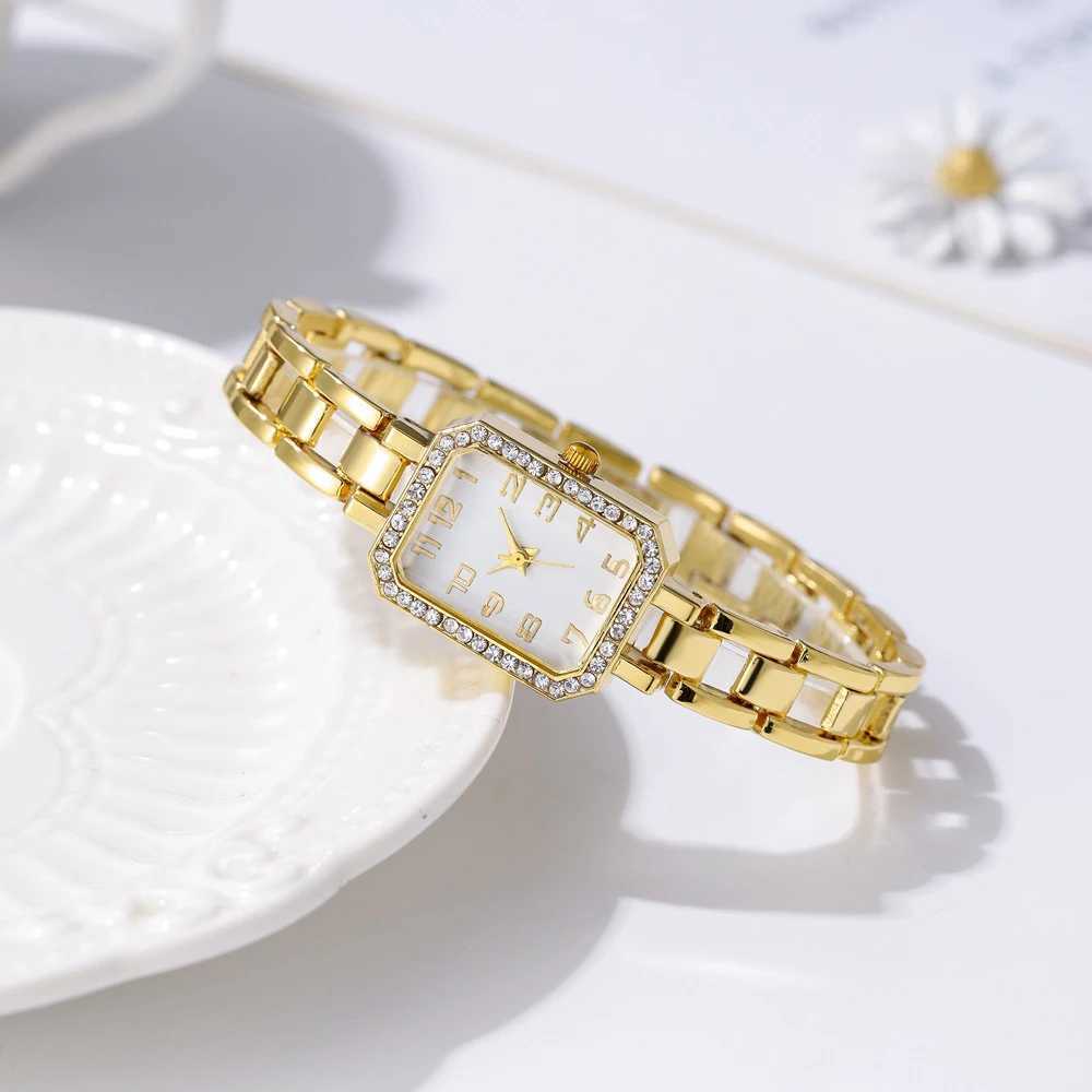 Montres féminines Luxury Womens Watch 2023 New Simple Square Full Full Diamond Digital Quartz Watche Gold en acier inoxydable Bracelet Bracelet Womens Robe Clock 240409