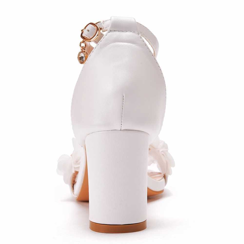 Chaussures habillées Crystal Queen Fashion High Heels Femmes Pumps sexy dames fleures blanches Fleur de dentelle épais Sandales Mariage grande taille H240409 Qlu4