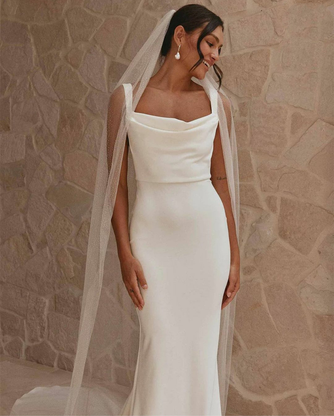 Elegant lång sjöjungfru Cowl Neck Wedding Dresses Trumpet Crepe Öppna tillbaka Ivory Sweep Train Vestidos de Novia Abendkleid brudklänning för kvinnor