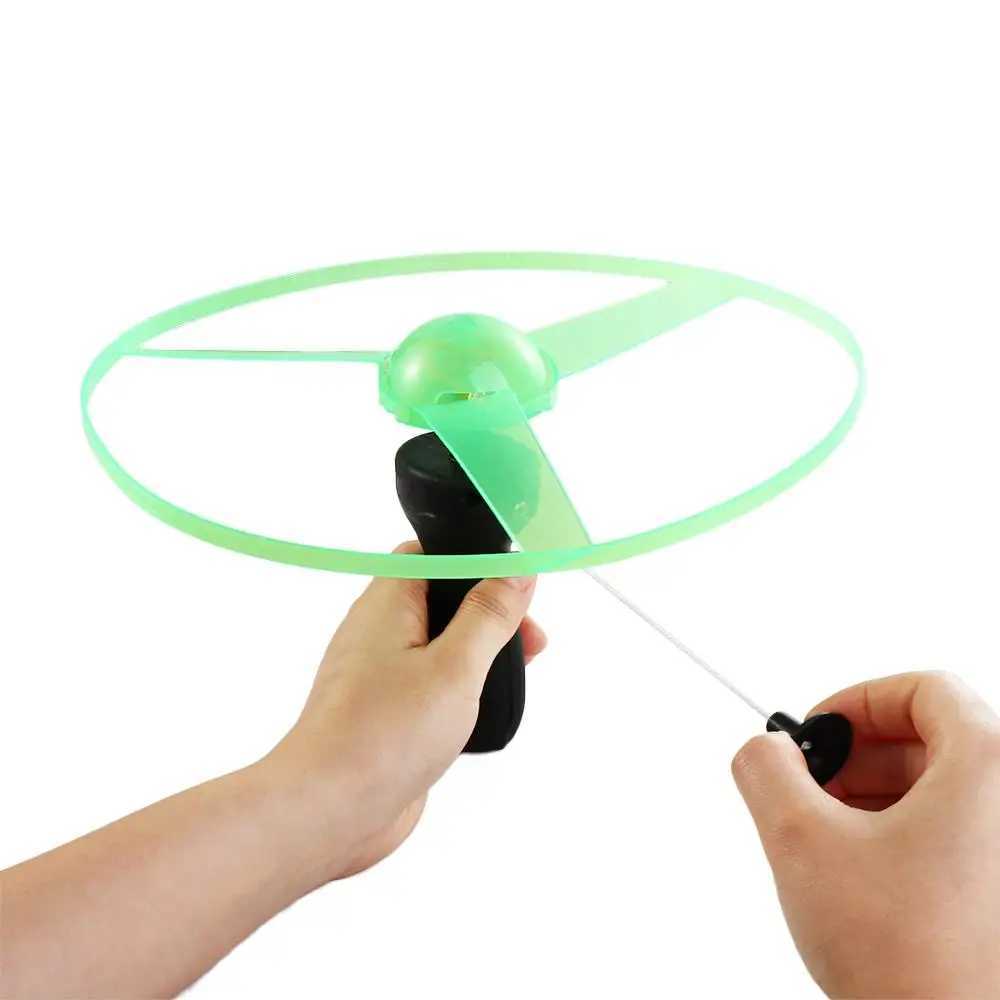 LED Toys Flying Iluminação LED Flying Discler Helicopter Toys Pull String Fly