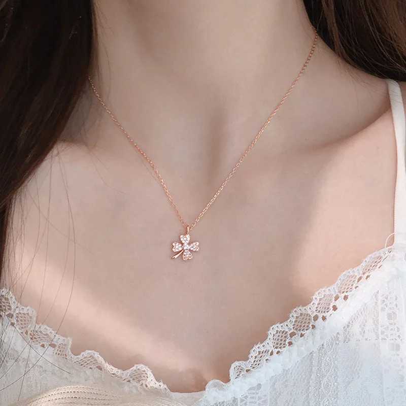 Pendanthalsband VOQ Silverfärg Simple Clover Element Necklace Zircon Pendant Cleavicle Chain Small Fresh Jewelry 240410