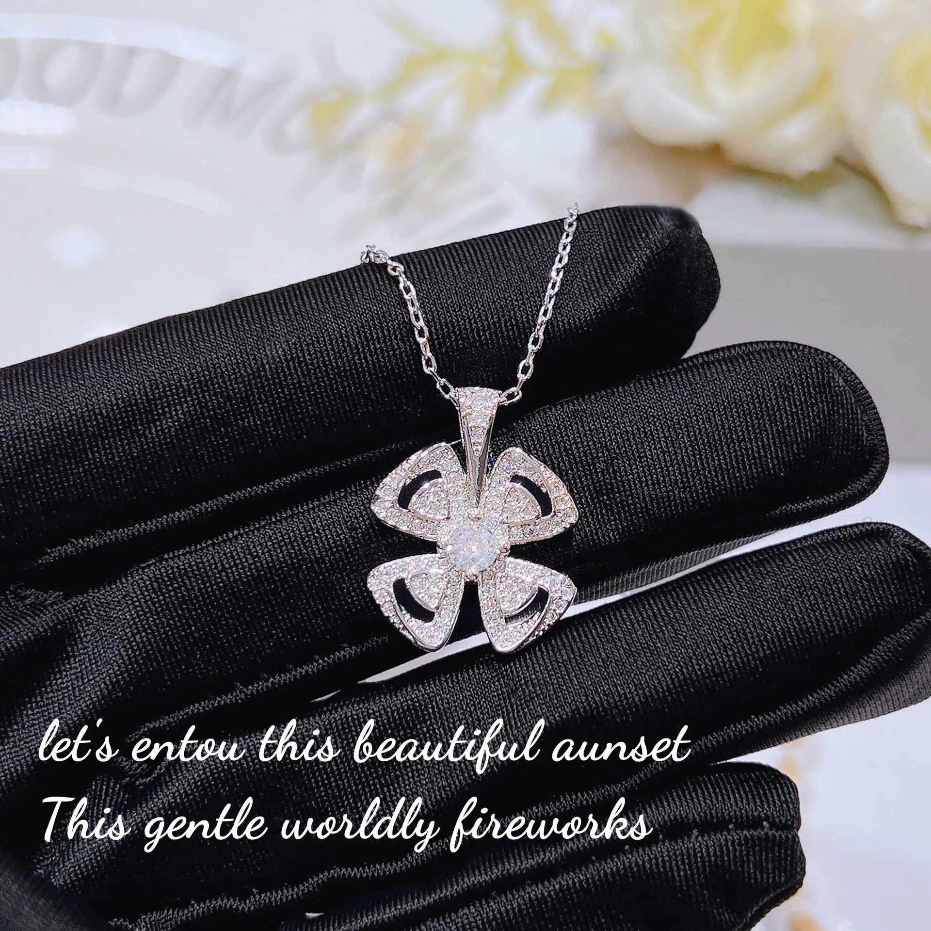 Hänghalsband Foydjew Windmill Eternal Design Flower Pendant Halsband Elegant temperament inlagd med Zircon Four-Leaf Clover Necklace 240410