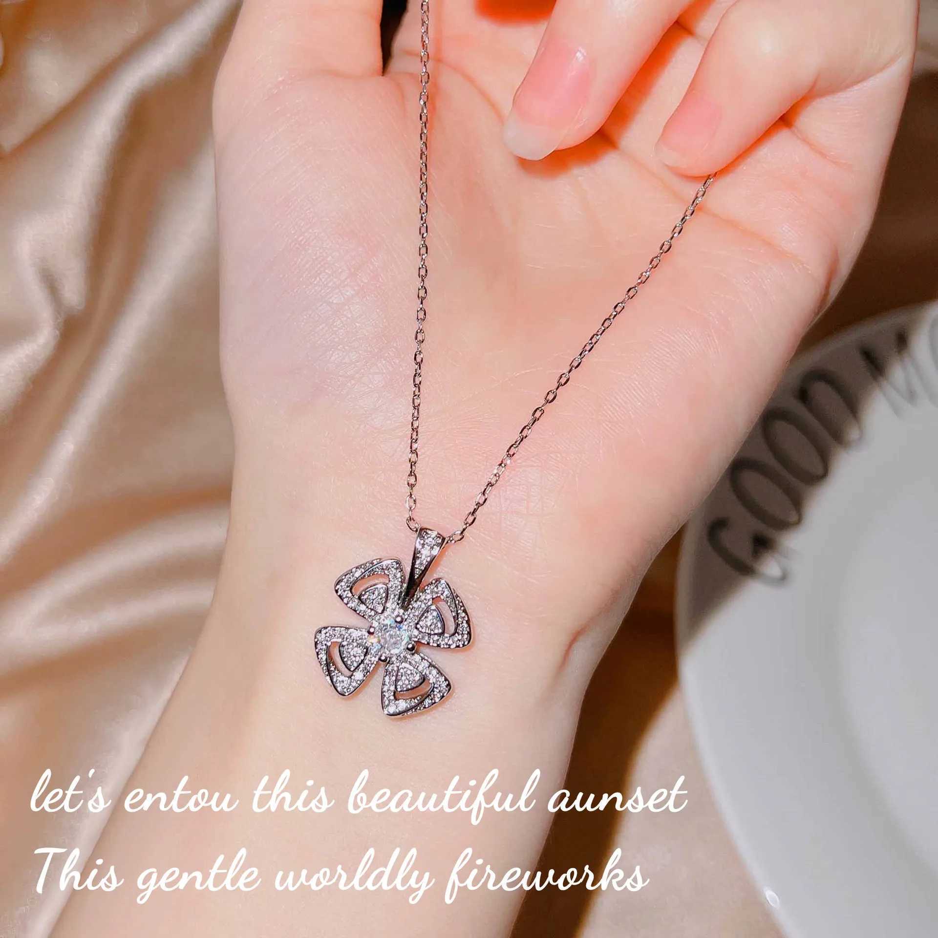 Hänghalsband Foydjew Windmill Eternal Design Flower Pendant Halsband Elegant temperament inlagd med Zircon Four-Leaf Clover Necklace 240410