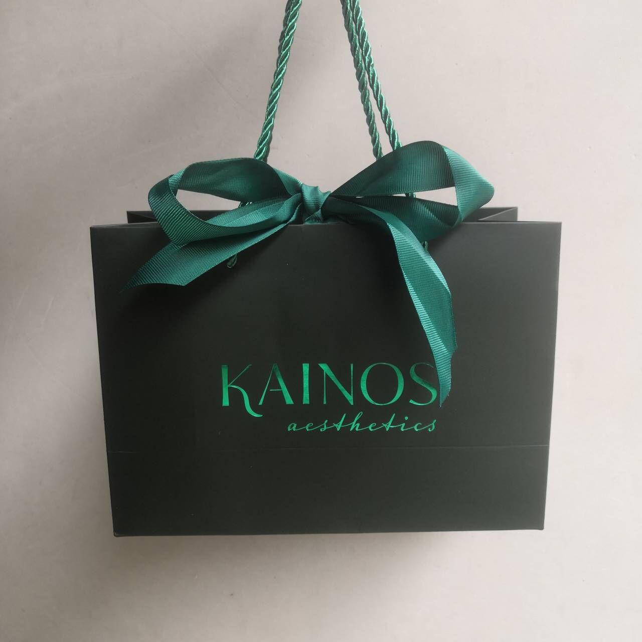 Atacos /sacos de papel brancos de 250g personalizados com logotipo personalizado impresso para jóias Presente de roupas de embalagem ecológica