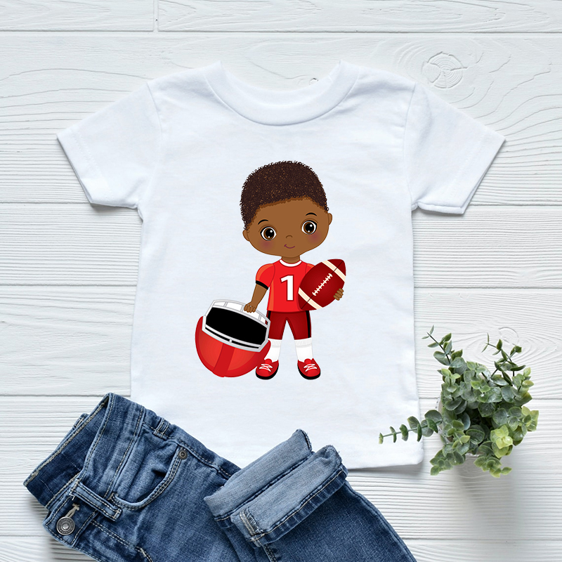 Süßer kleiner schwarzer Junge spielt amerikanisches Fußball-Shirt Kawaii schwarze Jungen T-Shirt Girls T-Shirt Kurzarm T-Shirt T-Shirt Top