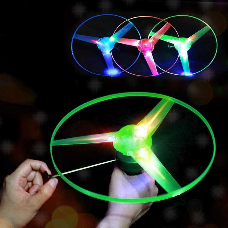 LED Uçan Oyuncaklar Komik Dönen Broşür Aydınlık Uçan UFO LED IŞIK TOPLU FLASH FLICHING TOYS Çocuklar için Açık Oyun Rastgele Renk 240410