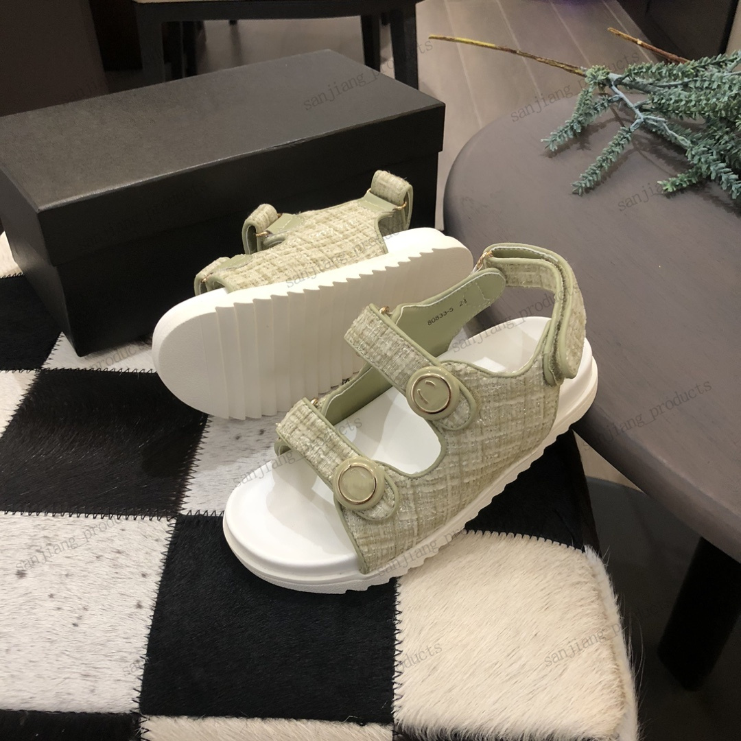 브랜드 키즈 신발 Sandale Calfskin Dad Paris Sandals 퀼트 격자 무늬 트위드 디자이너 샌드 플랫폼 플랫 플랫 플랫 힐 웨지 버클 슬립 훅 루프 플립 플롭 아이 스니커즈