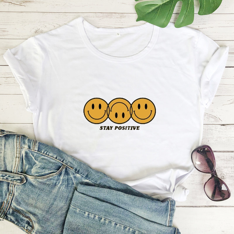 Fique pisoso sorriso de rosto de rosto engraçado Mulheres de manga curta Positividade de manga curta Camiseta inspiradora