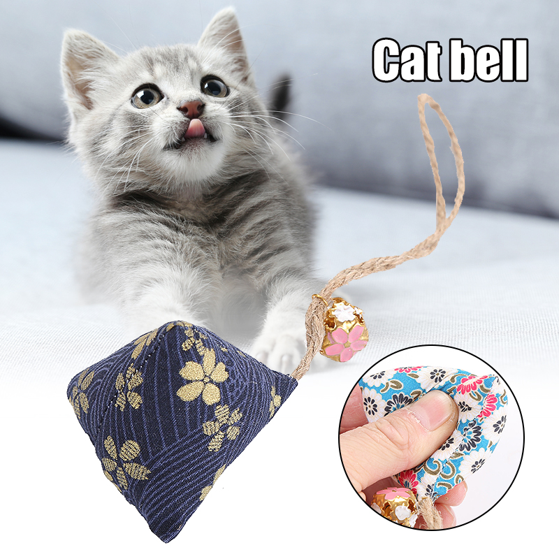 Busta catnip in stile giapponese con ciondolo sacchetto di erba gatta triangolare a campana con giocattolo gatto di corda di canapa sniff graffiare Sn