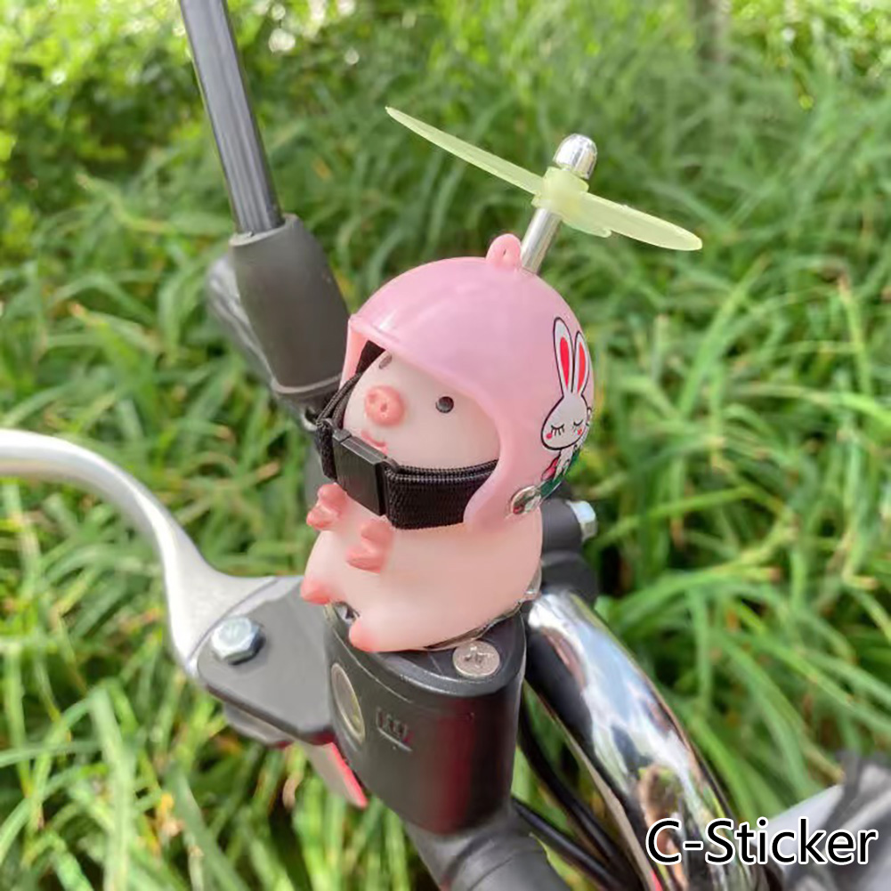 Bil söt liten rosa gris med hjälm propeller vindbrytande anka väg cykel motorhjälm ridning cykel biltillbehör dekorera