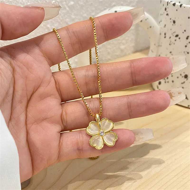 Colares de pingentes Lucky Four Clover Colar para mulheres Opal Flower Pingente Colares Moda Clavicle Chaker Jewelry Gift 240410