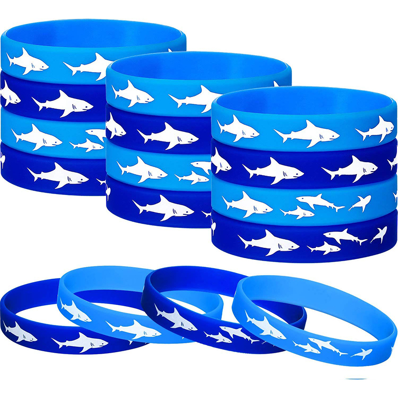 サメのパーティーは、海のサメの下の青い誕生日パーティーの下でゴムのリストバンドブルーの青いものを支持します。