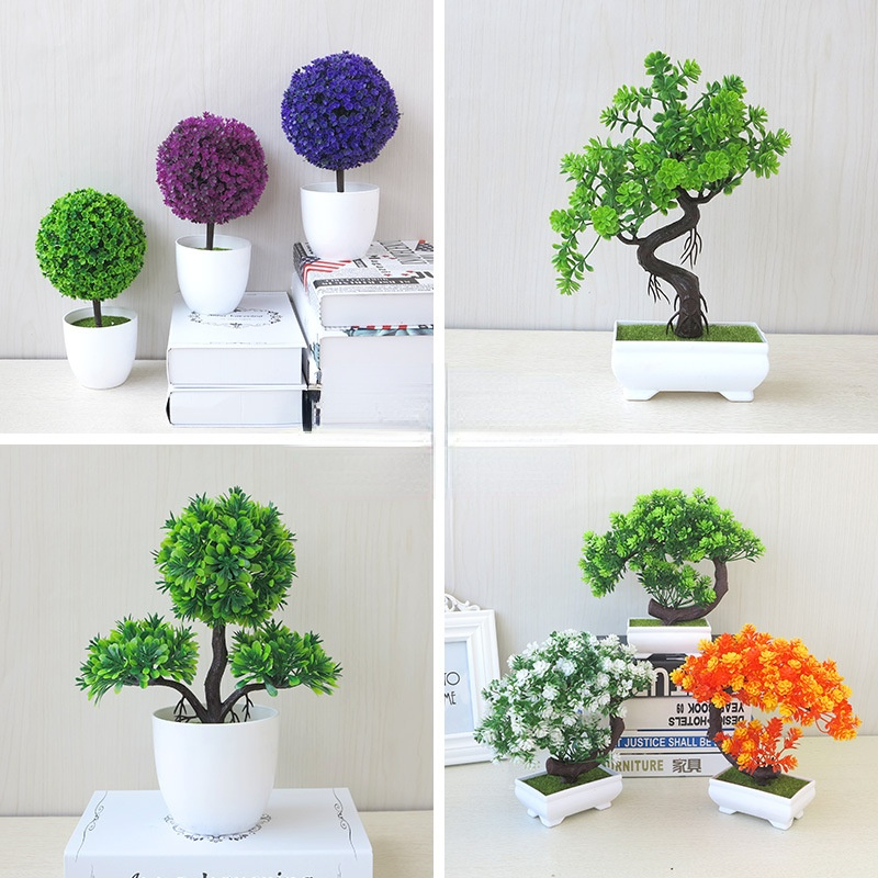 Plantas artificiais em vasos de pequenas plantas de árvores multicoloras, flores falsas em vasos de enfeites para a decoração