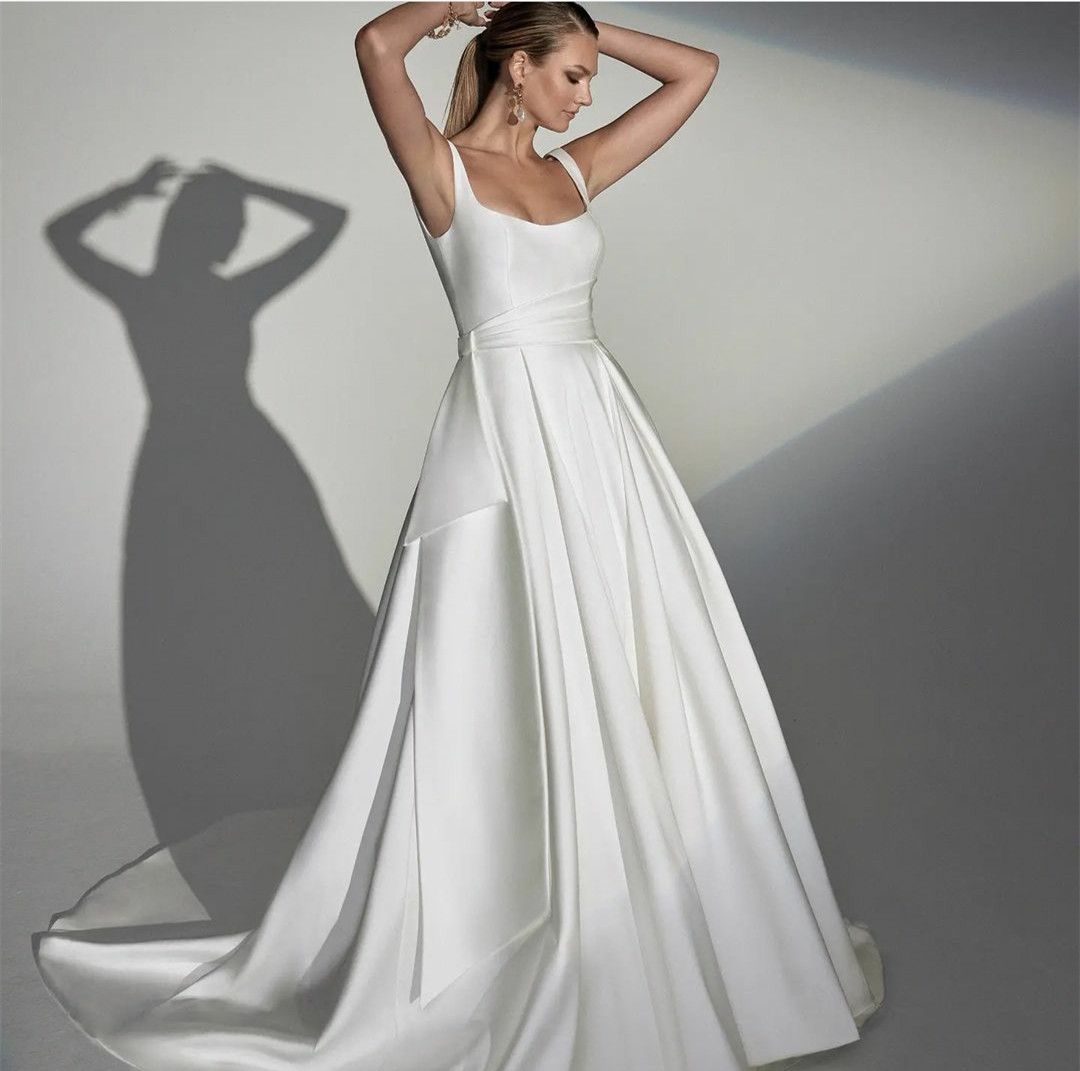 Eleganckie długie kwadratowe satynowe suknie ślubne z kieszeniami A-line z kości słoniowej plisowana zamiatanie zipera