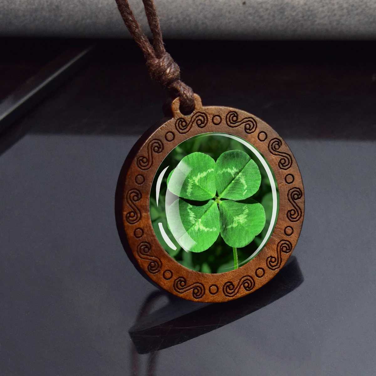 Colliers de pendentif quatre feuilles en verre de trèfle Dôme en bois collier pendentif collier de corde