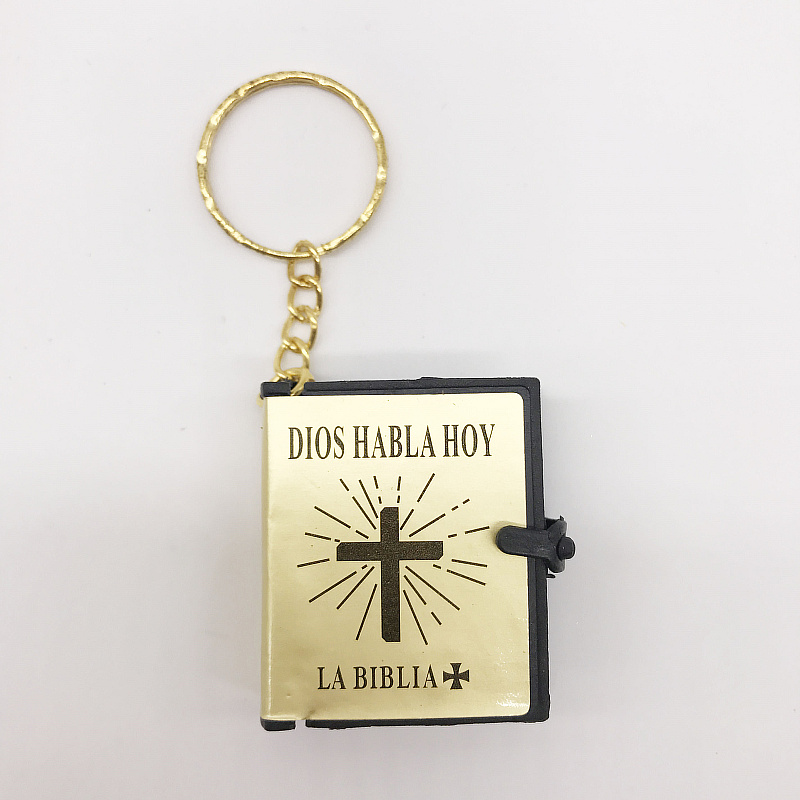 Small Bibles Key Chains for Keepsakes Black Cover Plastic Mini Key Chain Spanish Holy Bible Christening Baptism Party favor