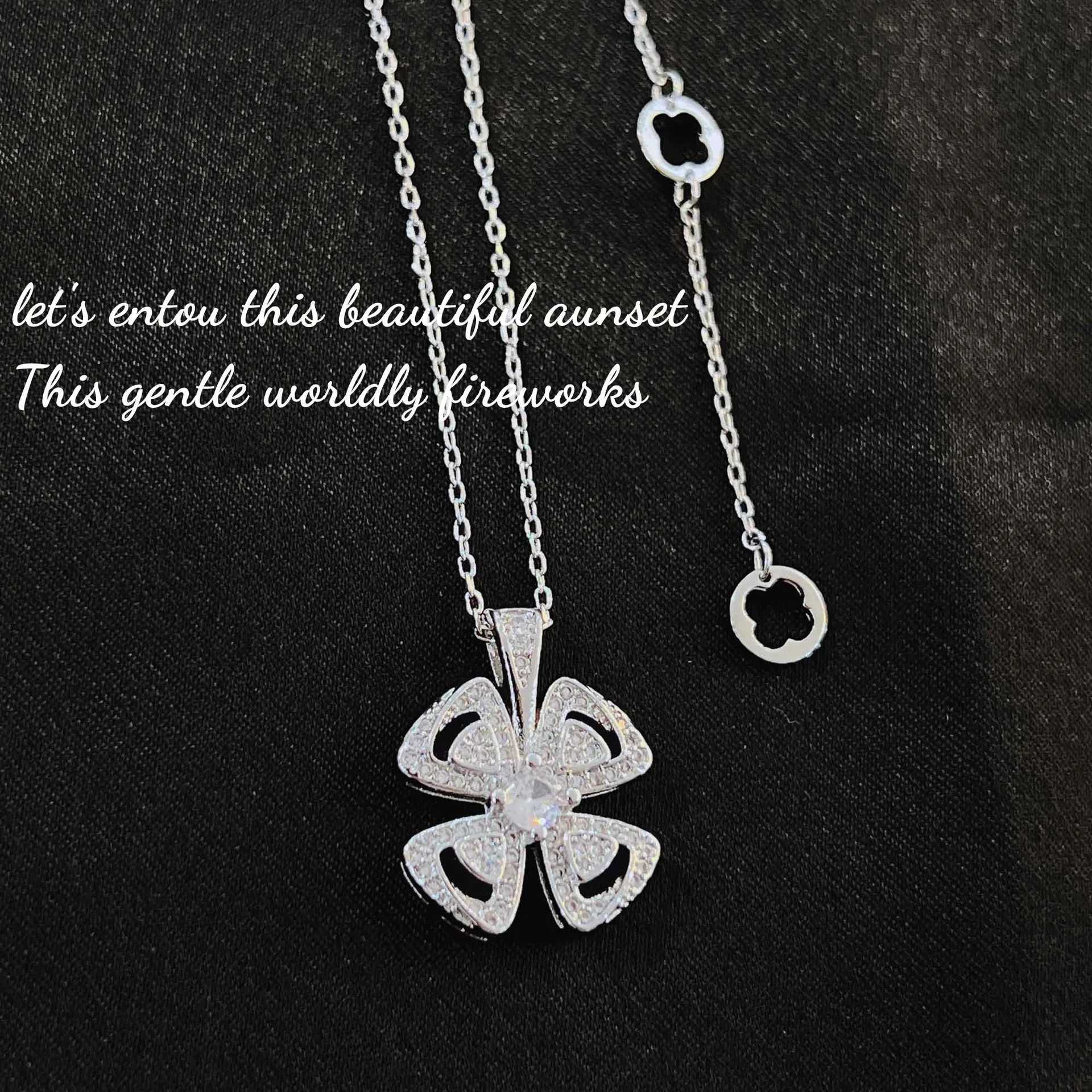 Hänghalsband Foydjew Windmill Eternal Design Flower Pendant Halsband Elegant temperament inlagd med Zircon Four-Leaf Clover Necklace 240410