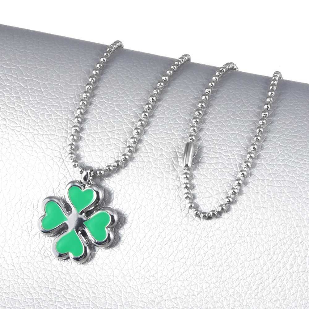 Hänghalsband Anime Tokyo Revengers Hinata Tachibana Four Leaf Clover Halsband Pendant Halsband för kvinnor Girls Fashion Luck Choker Jewelry 240410