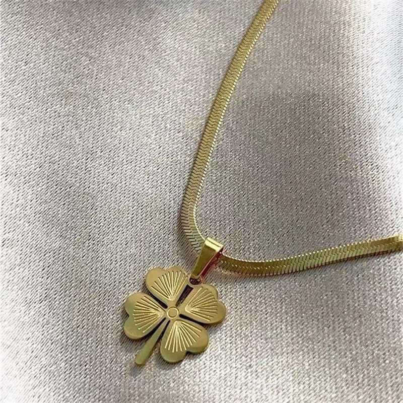 Collane a ciondolo 2023 Collane in acciaio inossidabile chic Boho Snake Blade Chain Classic Lucky Clover Necklace Pendants For Women Gioielli Impegno 240410