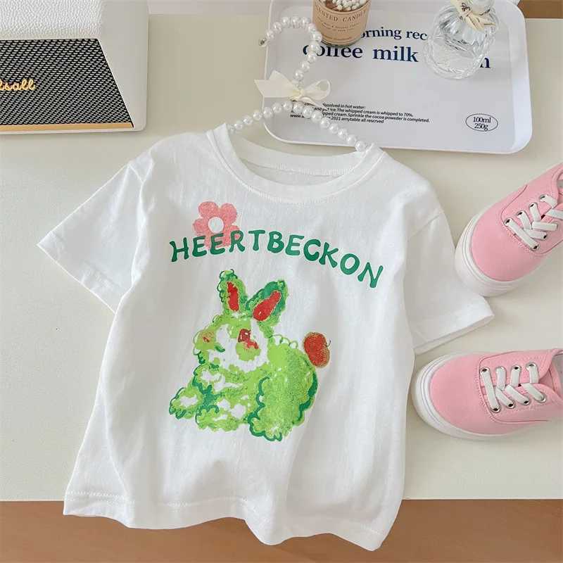 T-shirt 2024 Girl Summer Clothes Set T-shirt con stampa coniglio + vestito camisole arcobaleno dolce 2 pezzi abiti da maglia da maglieria set di abbigliamento coreano 240410