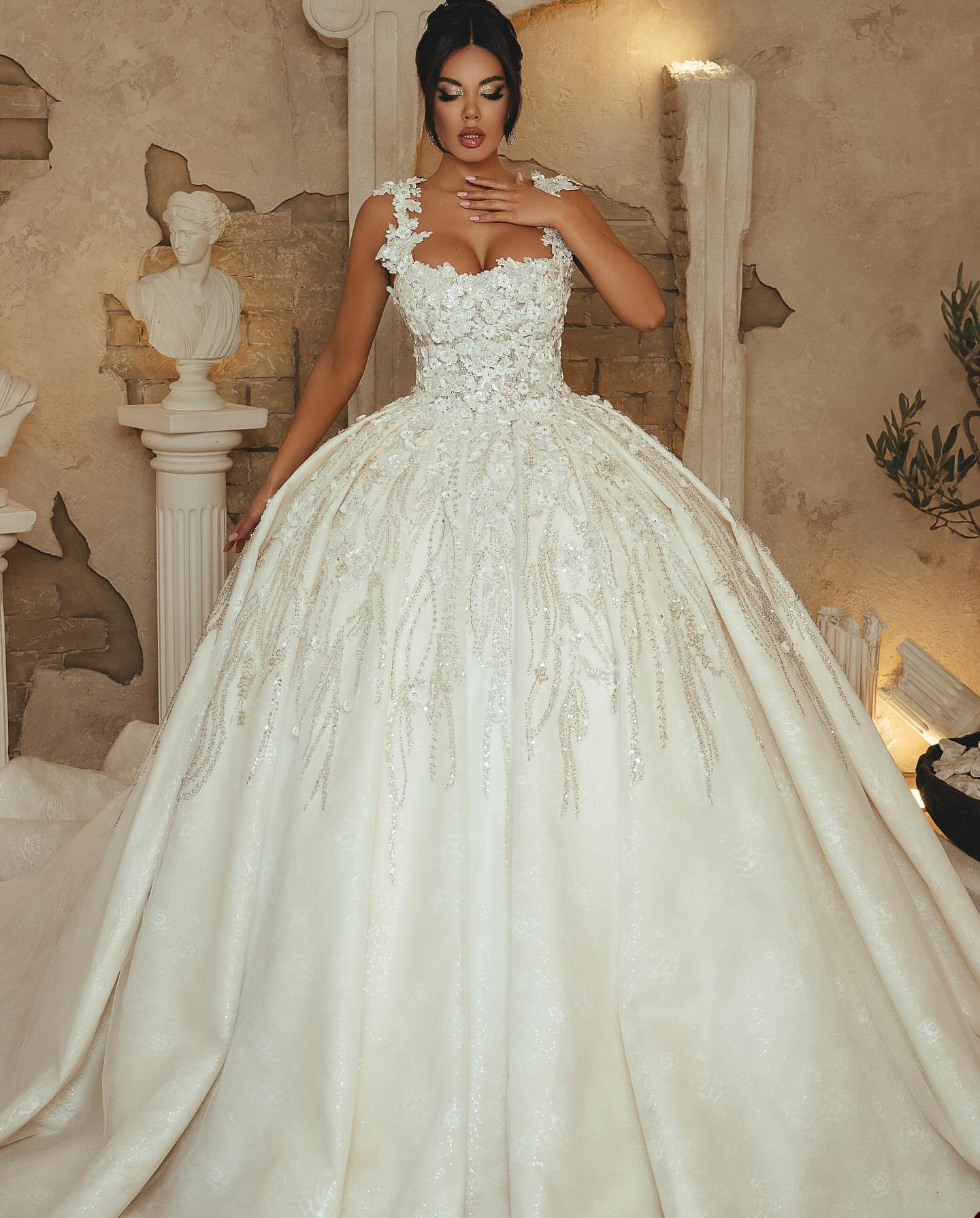 Elegante abito da ballo abito da sposa spaghetti cinturino senza maniche appliques da sposa senza spicco paillettes paillettes spazzano abiti da treno da treno vestidos de novi