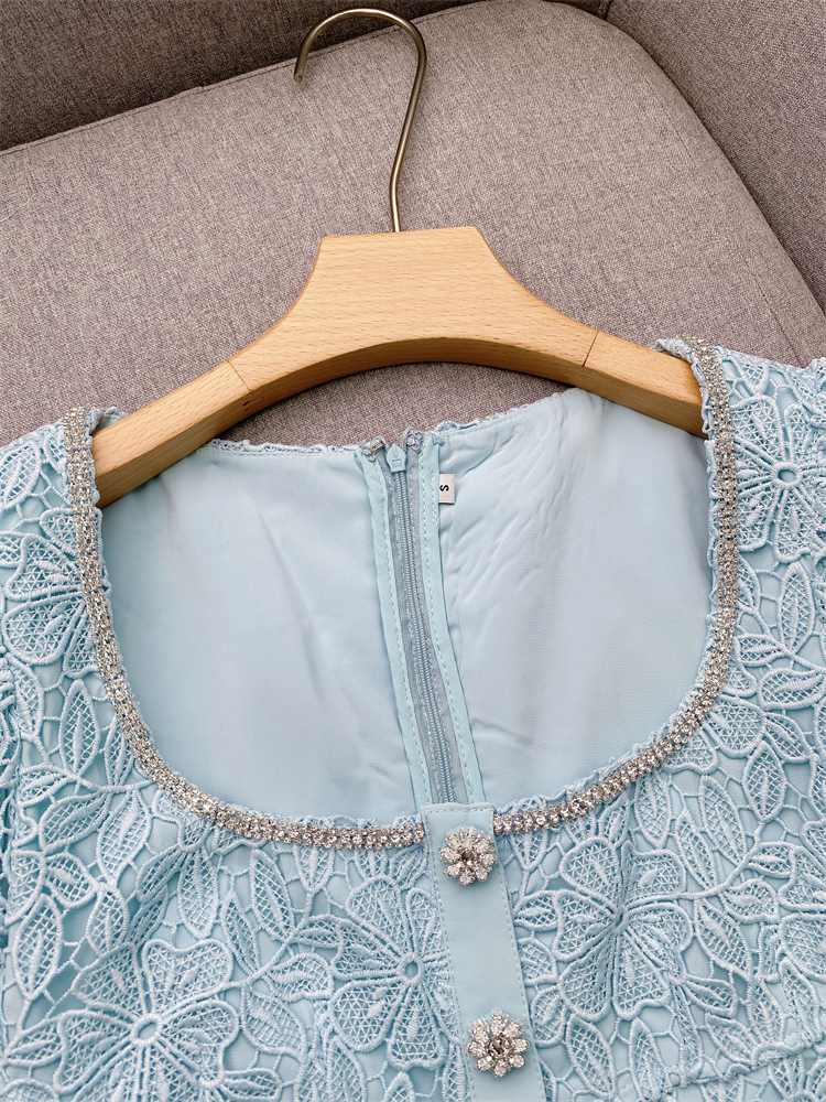 春の夏の青い花柄のレースポケットベルトドレス
