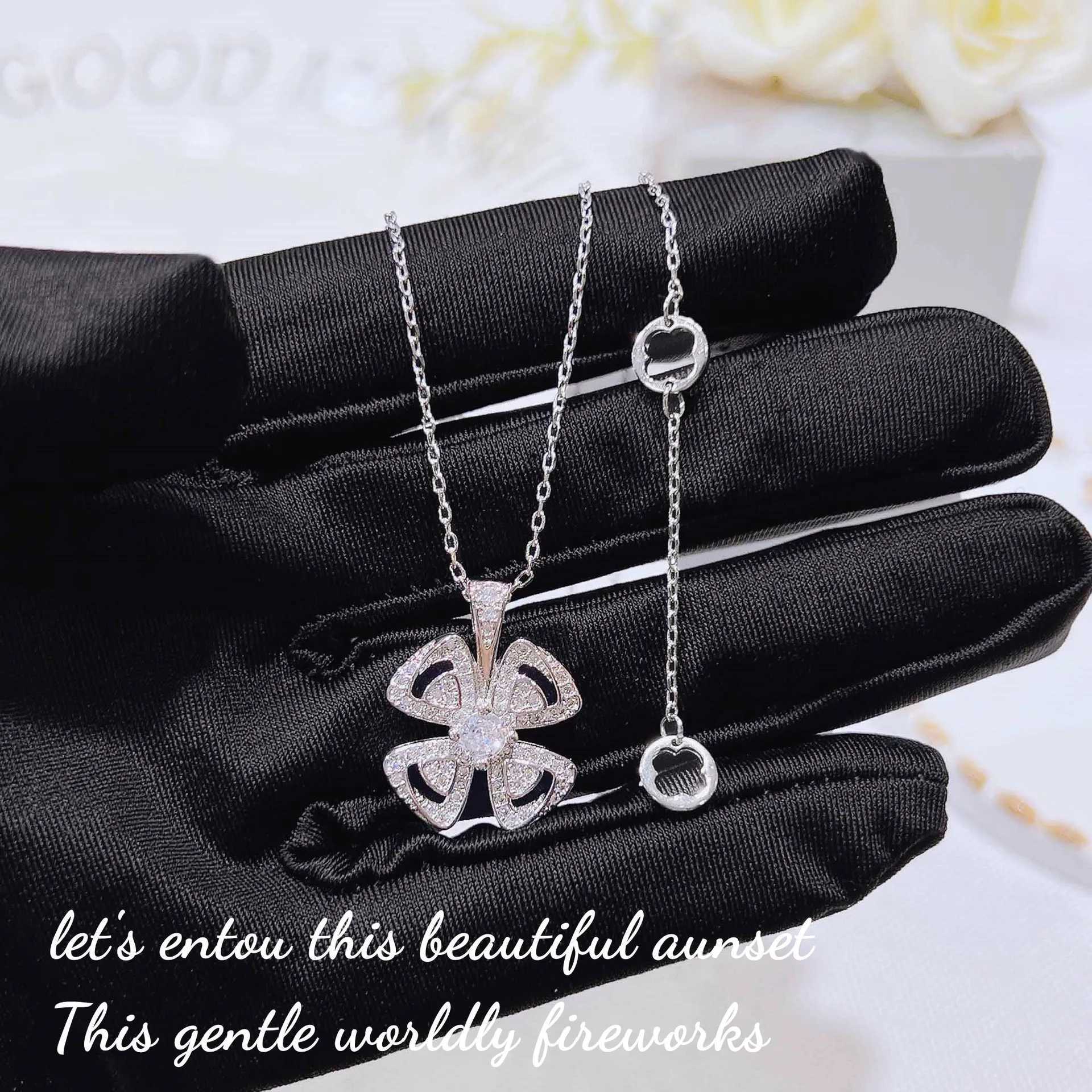 Hänghalsband Foydjew Windmill Eternal Design Flower Pendant Halsband Elegant temperament inlagd med Zircon Four-Leaf Clover Necklace 240410