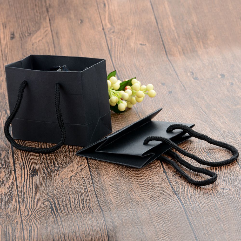 5st Black High Quality Simple Present Bag Kraft Paper Candy Box med handtag bröllop påsk födelsedagsfest presentförpackning