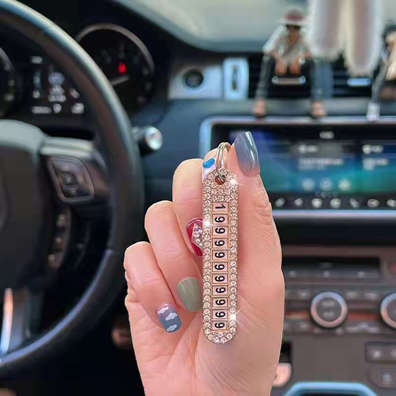 Femmes anti-perdost numéro de téléphone Plaque de la plaque de cartouche pendentif pour véhicule automatique Crystal Keychain Numéro de téléphone de téléphone