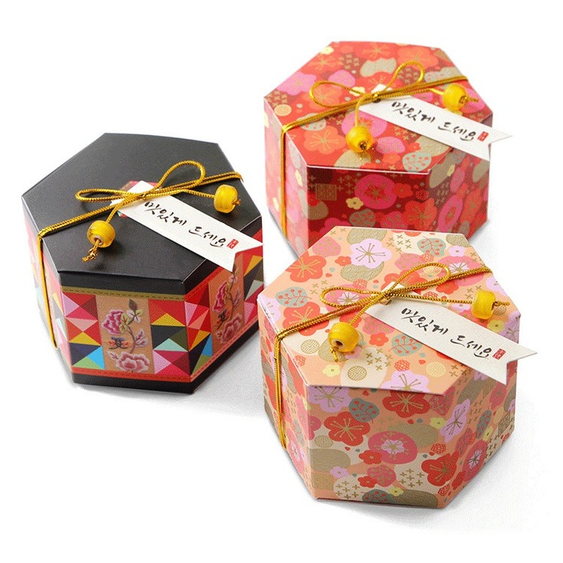 Boîte à cadeaux mini-cadeaux de haute qualité Plum Blossom Boîte de bonbons de mariage hexagonal de bijourie créative Cupcake Favor Boîtes pour l'emballage