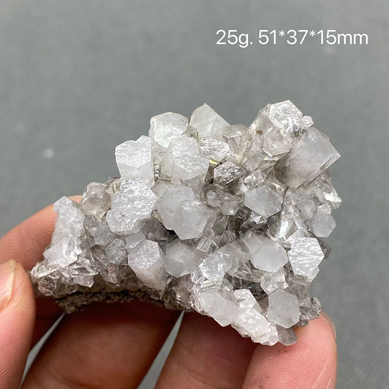 La calcite chronique transparente 100% naturelle est rare et éteinte en Chine