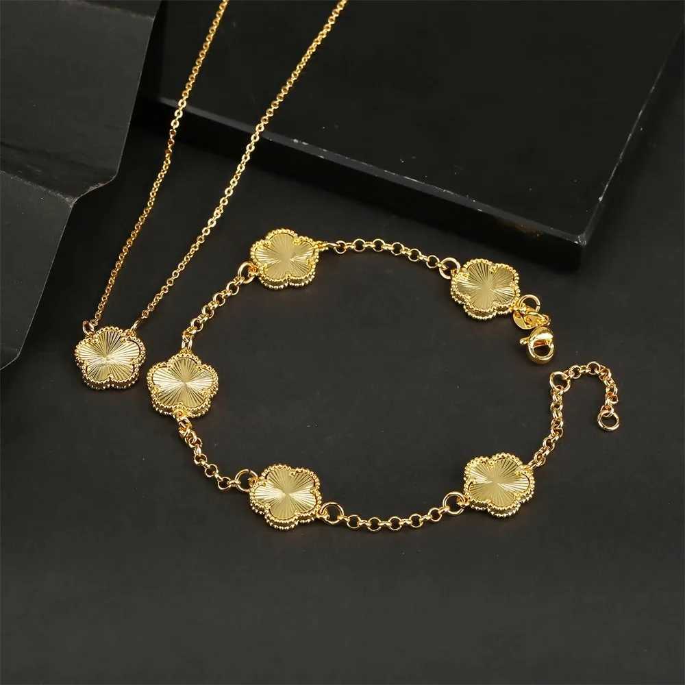 Pendanthalsband Ny damer Simple Design Five-Leaf Flower Set Halsband Armband Gold 18K Gold ClaVicle O Chain Necklace Four-Leaf Clover Smycken 240410