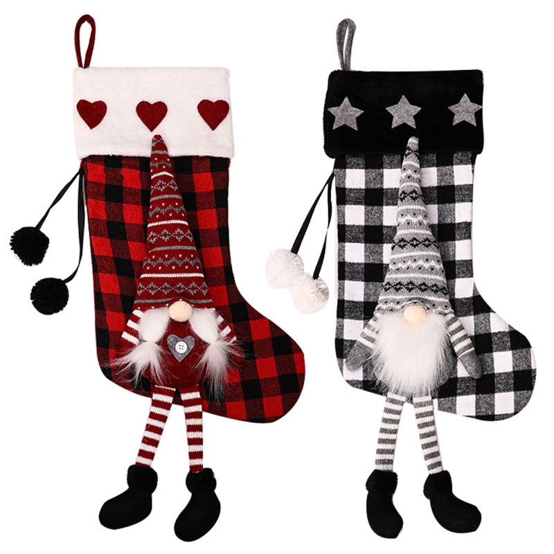 Härlig jul tomte nisses strumpor godis behandla väska rutig svenska jultomten xmas socka hängande öppen spis träd dekorationer